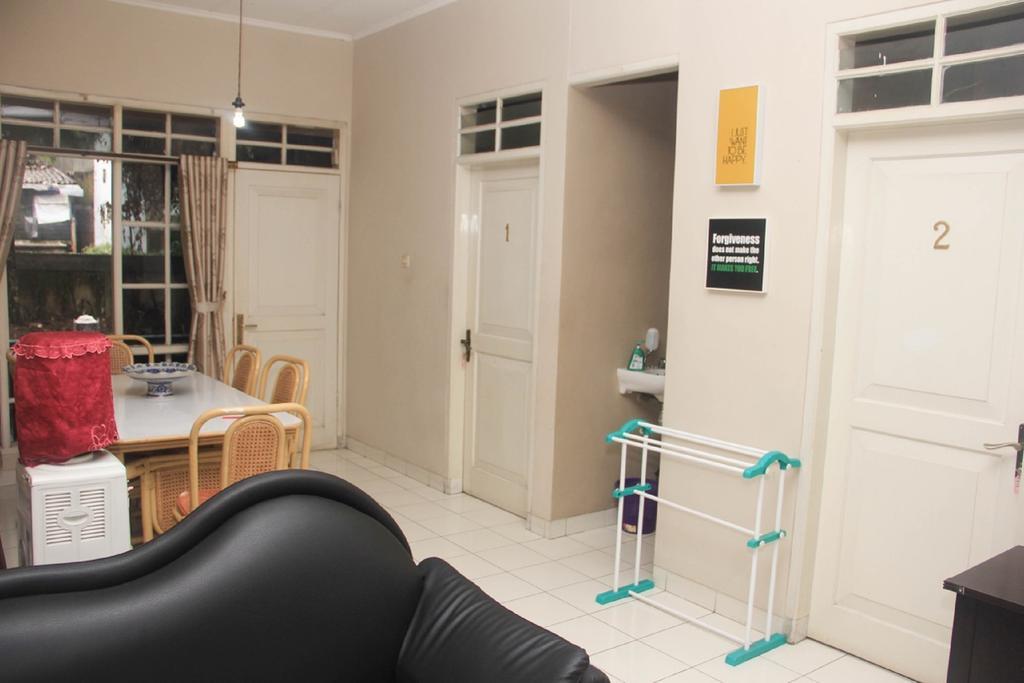 Pele Guesthouse Bandung Exterior foto