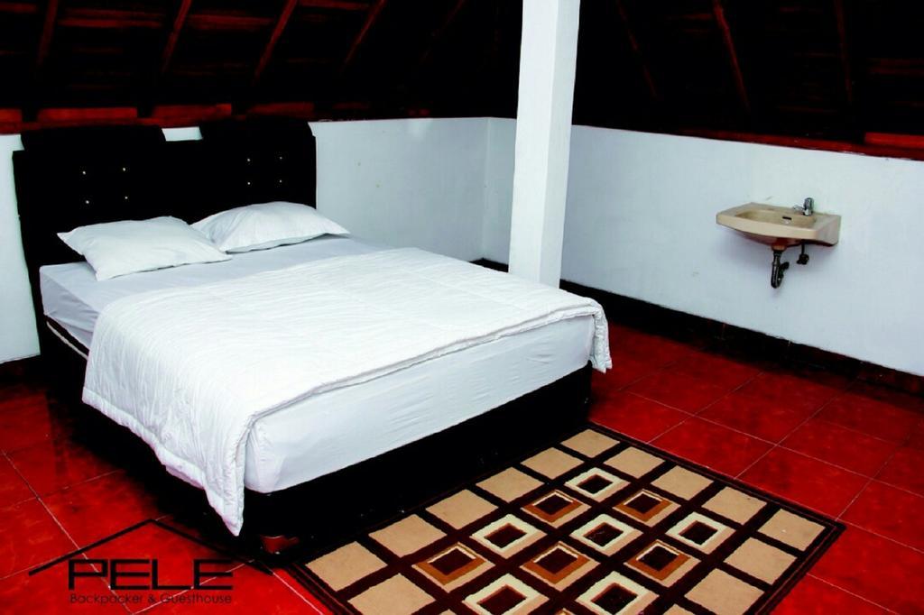 Pele Guesthouse Bandung Exterior foto